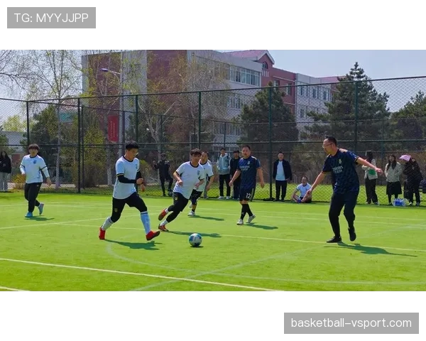 五人制足球规则中界外球必须用脚踢而非手抛