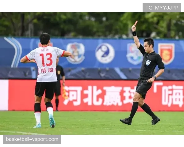 守门员犯规判罚要点：禁区内点球与红牌判定标准